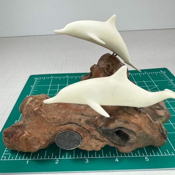 VINTAGE John Perry Dolphin Sculpture with white durable resin on burl wood base. - Picture 10 of 11